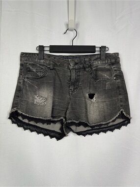 594. TINSEL Women's Black Distressed Jean Shorts with Lace Trim